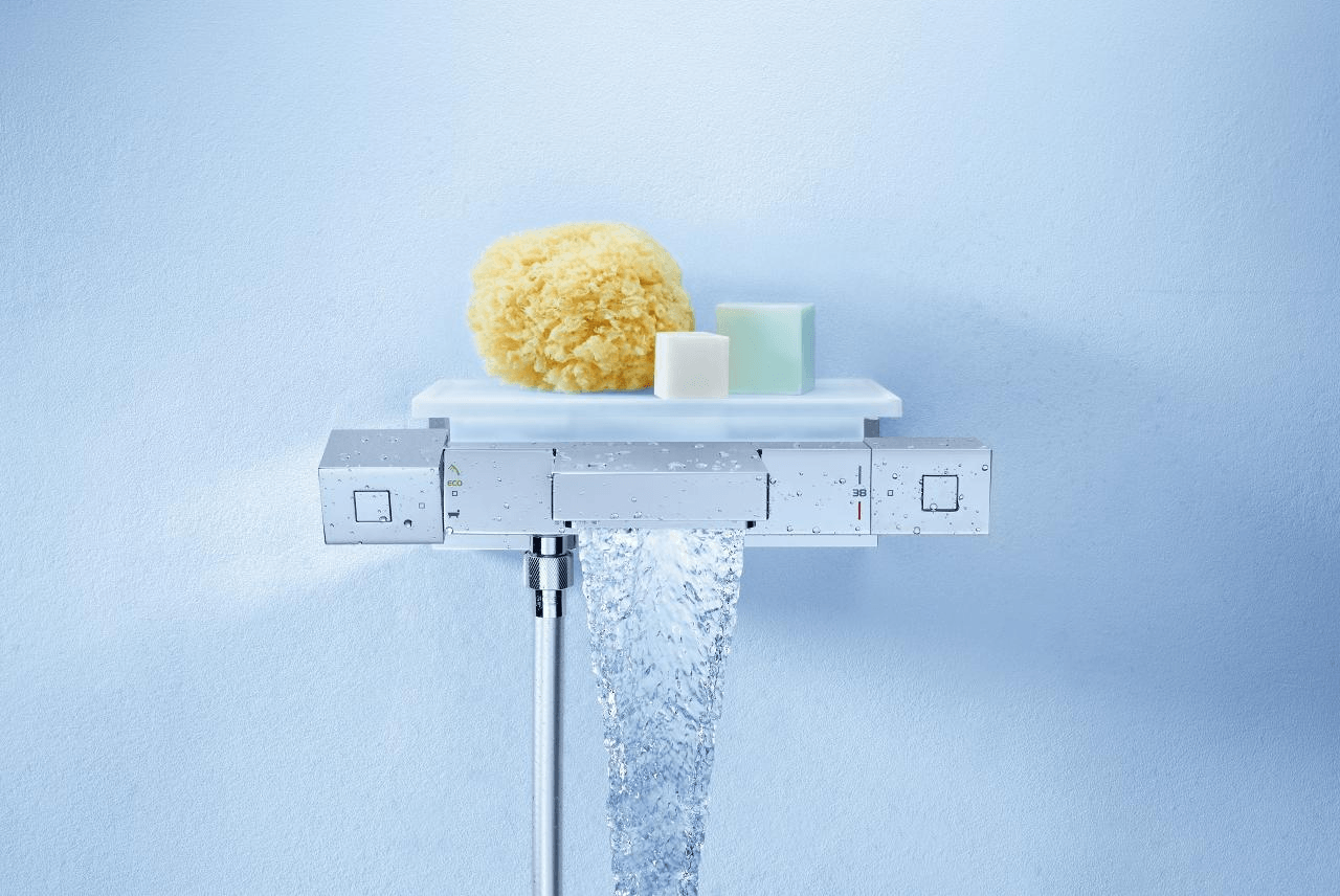 kraan met water en spons kraan met water en spons